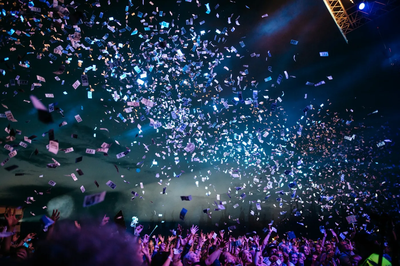 Confetti daalt neer tijdens de feestelijke afsluiting van een jubileum