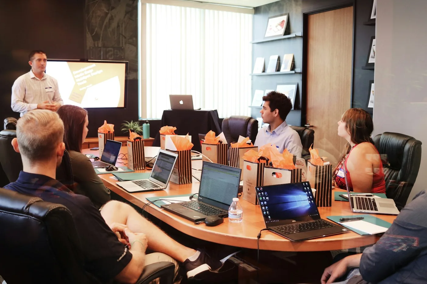 Werkgroep bespreekt de organisatie van het bedrijfsfeest
