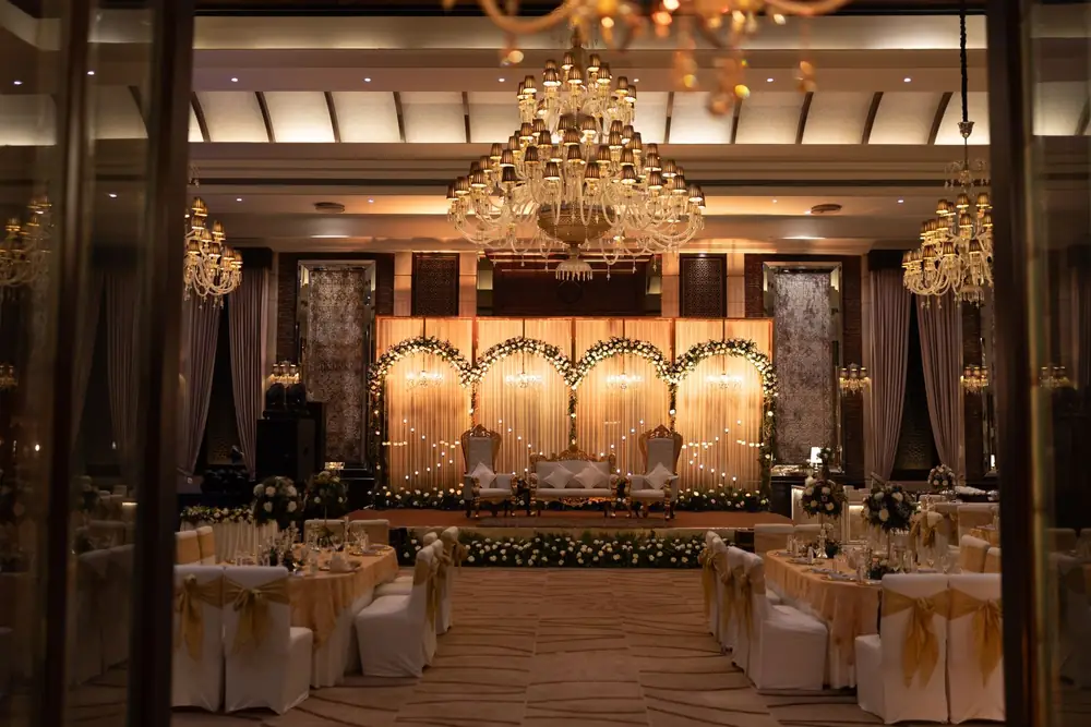 Grote zaal met podium, klaar voor een bruiloftsfeest